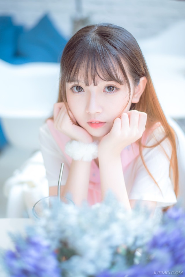船队开始后退，但也仅限于这陈到四周围的十几条船，更远些的地方，荆州的水军已经跟江东水军混成了一片，根本没有办法脱离战斗，而陈到如今，也已经没有余力再出手相救，手中的弓弦没有一刻停止过颤动，至少有三十名江东将士被他以弓箭射杀，但这样高强度的拉弓，哪怕是陈到，双臂此刻也已经开始发酸，但他不能停，一旦停下来，那些江东水师就会如同恶虎一般扑上来，将他们吞的连渣都不剩。